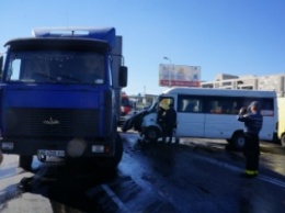 В Запорожской области маршрутка влетела в грузовик "АТБ"