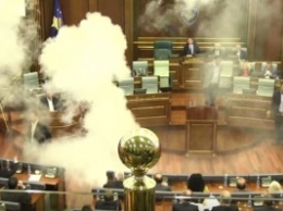 В парламенте Косово оппозиционный политик бросил дымовую гранату