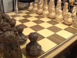 Запорожец вырезает шахматы в виде казаков (видео)