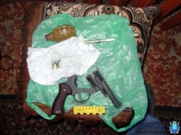 В Мариуполе в квартире подруги боевика нашли оружие и боеприпасы