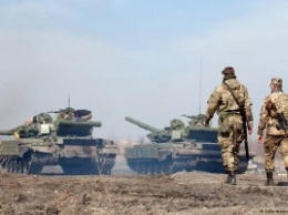 Украинские силовики отводят пушки от линии соприкосновения