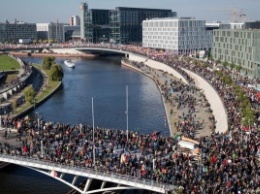 Десятки тысяч протестуют в Берлине против зоны свободной торговли ЕС-США
