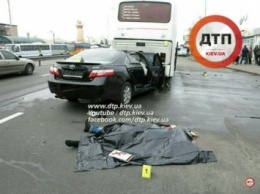 В Киеве водитель Toyota на огромной скорости врезался в автобус