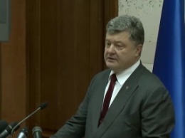 Порошенко издал указ вывесить на здания флаги в День защитника Украины