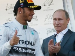 Владимир Путин вручил кубок Гран-при "Формулы-1" Льюсу Хэмилтону
