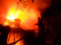 В Новосибирске мощный пожар уничтожил авторынок