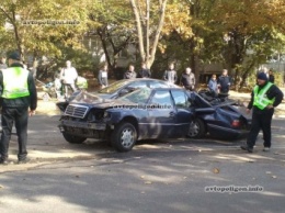ДТП в Харькове: Mercedes разорвало об дерево на части - водитель скрылся. ФОТО