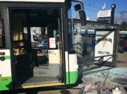 В Москве на проспекте Мира автобус врезался в остановку, есть пострадавшие