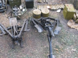 В Луганской обл. в лесополосе откопали тайник с арсеналом боеприпасов