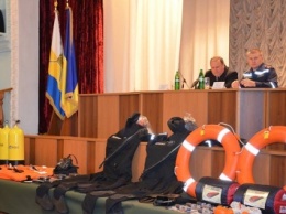 Николаевским спасателям передали сертификат на водолазное снаряжение