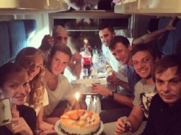Волочкова устроила в вагоне поезда вечеринку с церковными свечами в торте