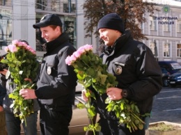 Киевские полицейские раздавали розы в честь Дня борьбы с раком молочной железы