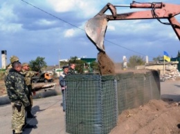 Украинские бойцы инженерных подразделений 128-й бригады обустраивают пеший переход в Станице Луганской (фото)