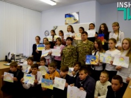 Для детей, живущих в немирное время: в Николаевской школе №64 прошел Урок мужества с участием морпехов