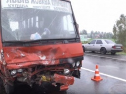 Во Львовской области в лоб лоб столкнулись Volkswagen и маршрутка
