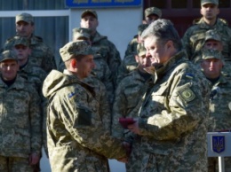Порошенко в Луганской обл. вручил награды 9 военнослужащим