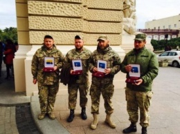 Четверо очаковских «морских котиков» получили сегодня волонтерский орден «Народный герой Украины»