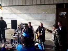 Кикабидзе спел в Киеве - с уличными музыкантами у метро