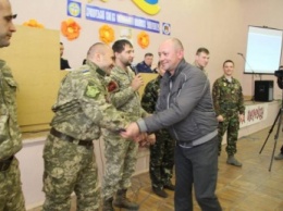 Бойцы «Кривбасса» наградили фельдшера и водителя «скорой помощи»