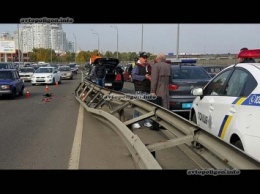 ДТП в Киеве: на Набережно-Рыбальской Fiat протаранил отбойник и Suzuki Swift. ФОТО
