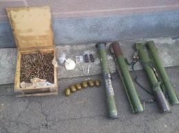 В Красногоровке сотрудники СБУ изъяли арсенал оружия, принадлежавший боевику "ДНР"