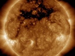 NASA опубликовала снимок корональной дыры на поверхности Солнца