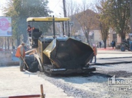 На площади Освобождения начали укладывать новый асфальт