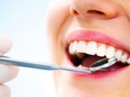 Ученые: Большинство людей неверно используют зубную нить