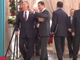 Назарбаев отказался сделать селфи с казахским миллиардером Утемуратовым