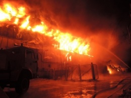 В Петербурге пожар на складе автозапчастей тушат почти 15 часов