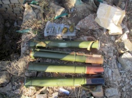 В Донецкой обл. в подвале разрушенного дома нашли тайник с боеприпасами