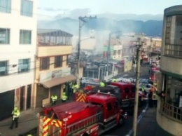 В Колумбии легкомоторный самолет упал на пекарню и три дома