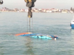 Операция по поднятию катера "Иволга" продолжается, из воды показалась часть корпуса судна (обновлено)
