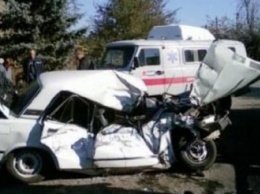 ДТП на Днепропетровщине: спасатели «вырезали» пассажира из авто