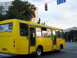 В Киеве неизвестный мужчина повредил несколько маршрутных такси