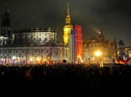 В Дрездене десятки тысяч человек протестовали против притока мигрантов