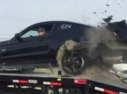 Взорвавшаяся шина разворотила корму Mustang GT (видео)
