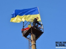 Блокирующие Крым активисты установили флаг Украины на одной из вышек на Чонгаре, - ПС