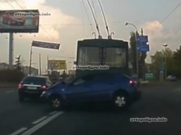 ВИДЕО ДТП в Киеве: пьяный на Chevrolet врезался в троллейбус с пассажирами