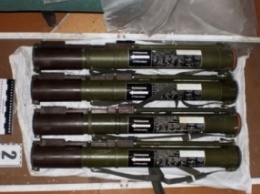 В Донецкой обл. милиционеры обнаружили в тайнике четыре РПГ и более 400 патронов