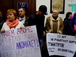 «Я пришел к тебе с приветом»: николаевцы со своими проблемами, в том числе и соседи Гранатурова, два часа прождали мэра в приемной
