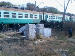В Донецкой области электричка протаранила грузовик и сошла с рельсов. ФОТО