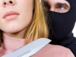 Женщина стала жертвой нападения неизвестного в маске