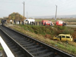 В Ивано-Франковской обл. поезд на переезде врезался в автомобиль, пострадали два человека