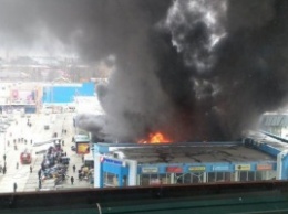 В Екатеринбурге горит Уралмашевский рынок