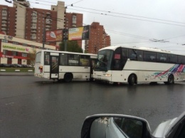 В Санкт-Петербурге автобус с детьми попал в ДТП на проспекте Ветеранов