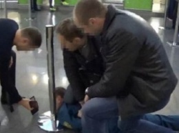 Главного инспектора таможенного поста аэропорта "Борисполь" задержали на взятке