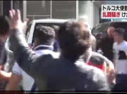 В Токио завязалась драка между турками и курдами, есть пострадавшие