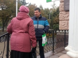 В Запорожье мужчина с "Новой политики" записывал проголосовавших