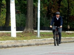 Саакашвили на велосипеде приехал на избирательный участок